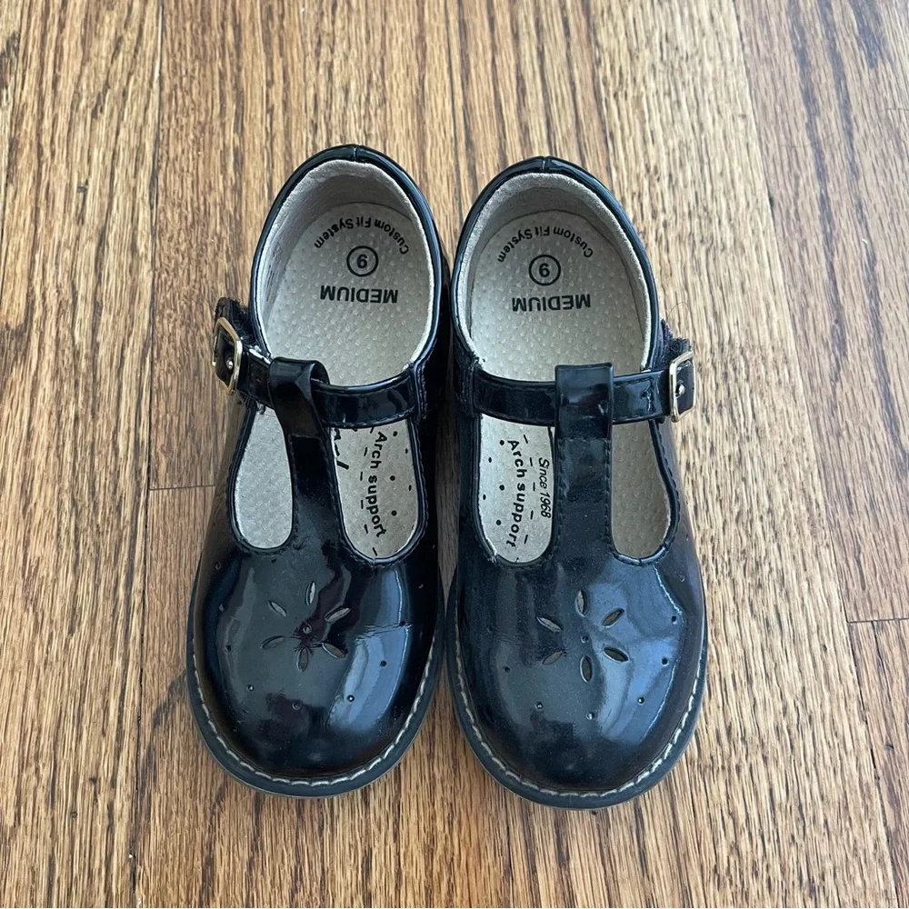 FootMates Black Patent Mary Jane Dress Shoes for Kids
